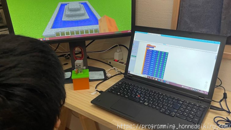 デジタネでプログラミング学習中のようす。モニターを併用すると見やすくなって便利な例
